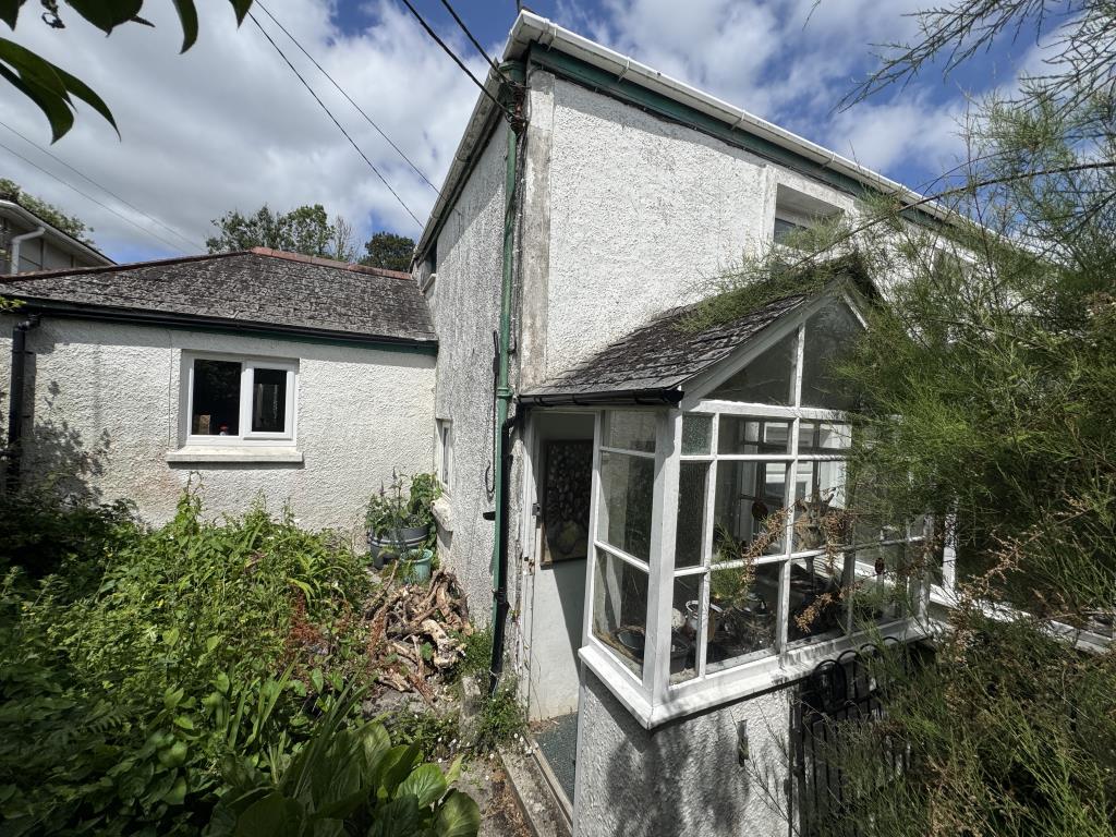 Lot: 166 - END-TERRACE HOUSE FOR IMPROVEMENT - Front external